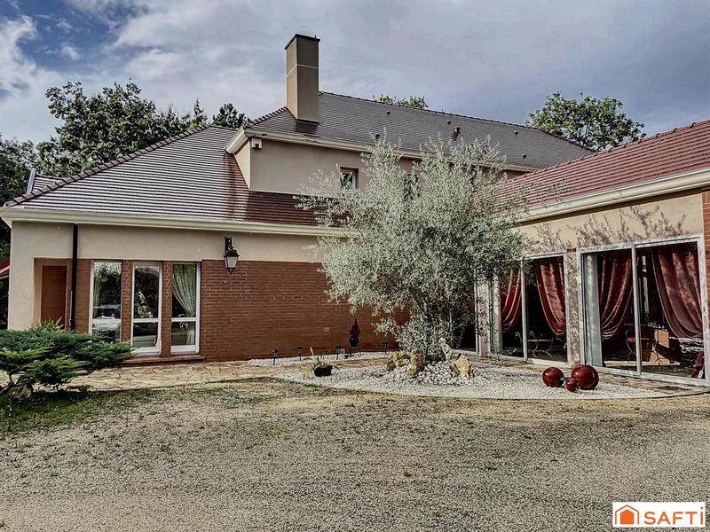 Maison - 242 m² - 7 pièces