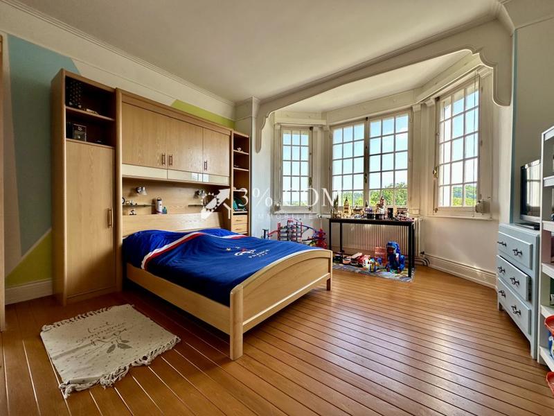 Maison - 219 m² - 9 pièces