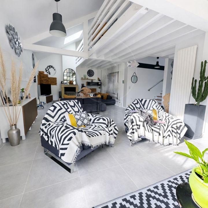 Villa - 270 m² - 8 pièces