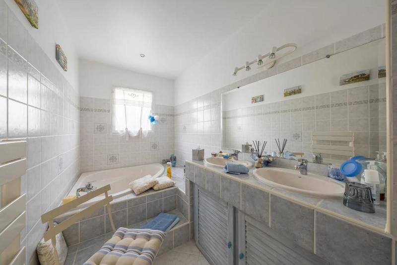 Maison - 233 m² - 7 pièces