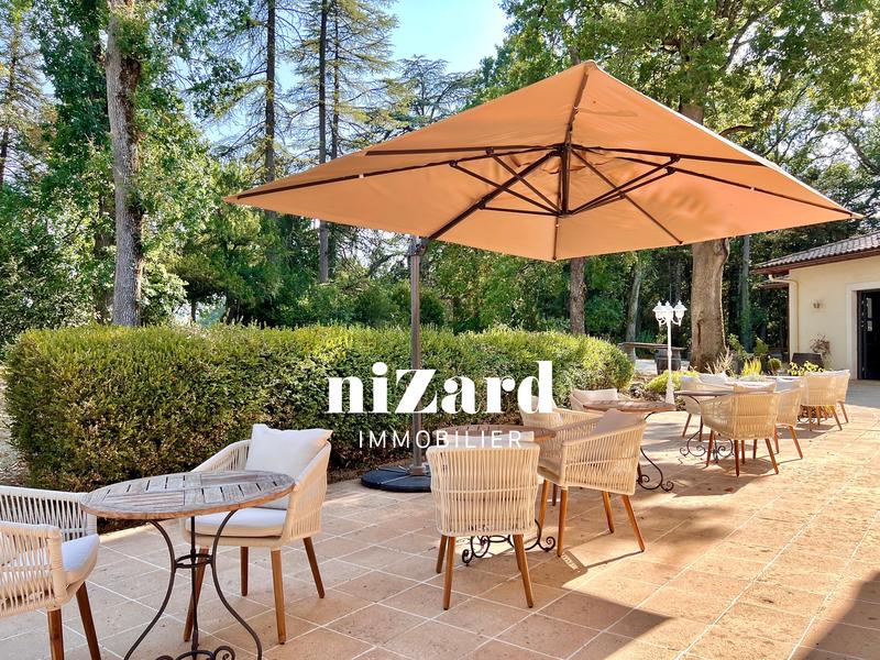 Château - 1 800 m²