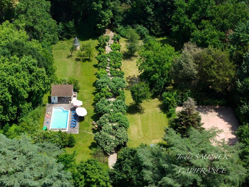 Demeure - 393 m² - 14 pièces