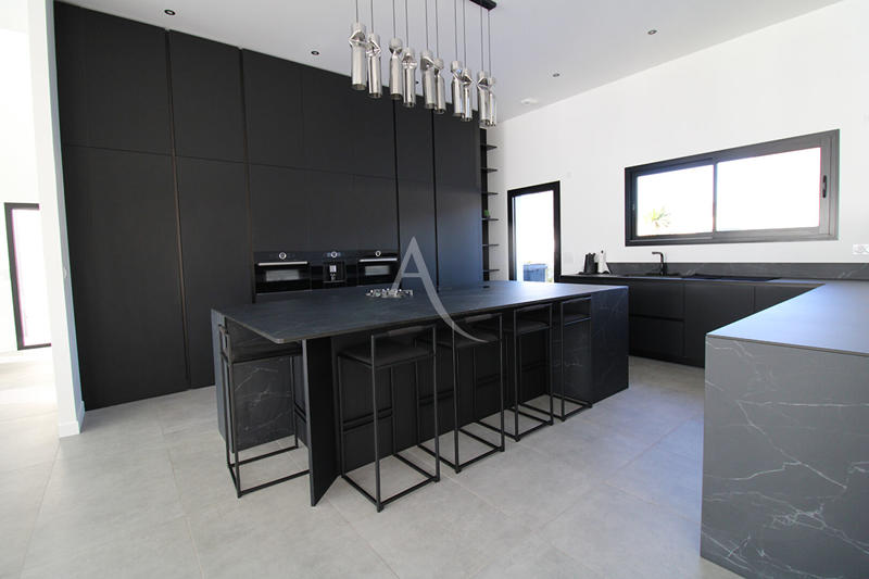 Maison - 330 m² - 11 pièces