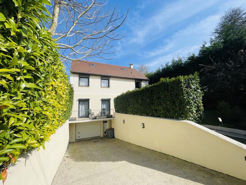 Pavillon - 256 m² - 8 pièces