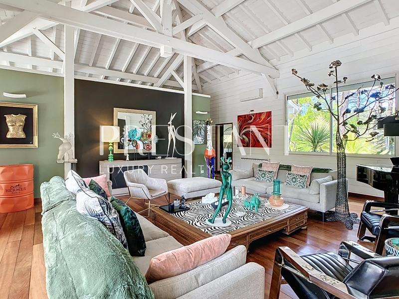 Maison - 260 m² - 10 pièces