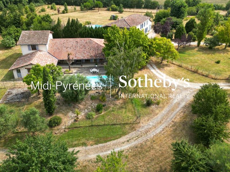 Maison - 307 m² - 9 pièces