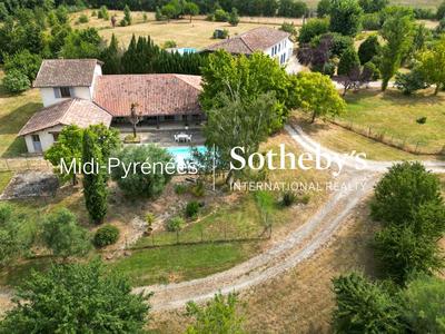 Maison - 307 m² - 9 pièces