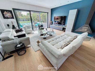 Maison - 230 m² - 7 pièces