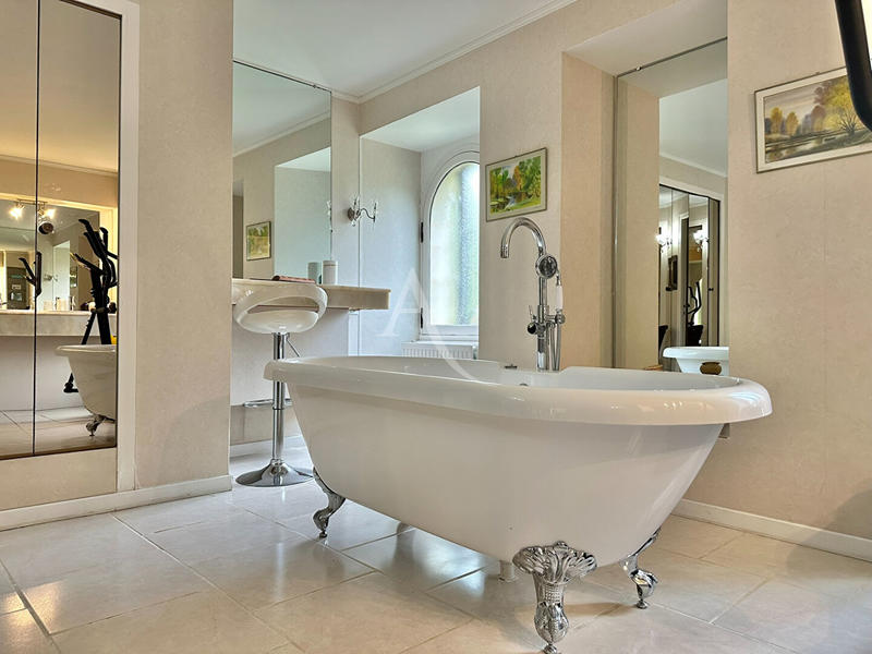 Demeure - 450 m² - 10 pièces