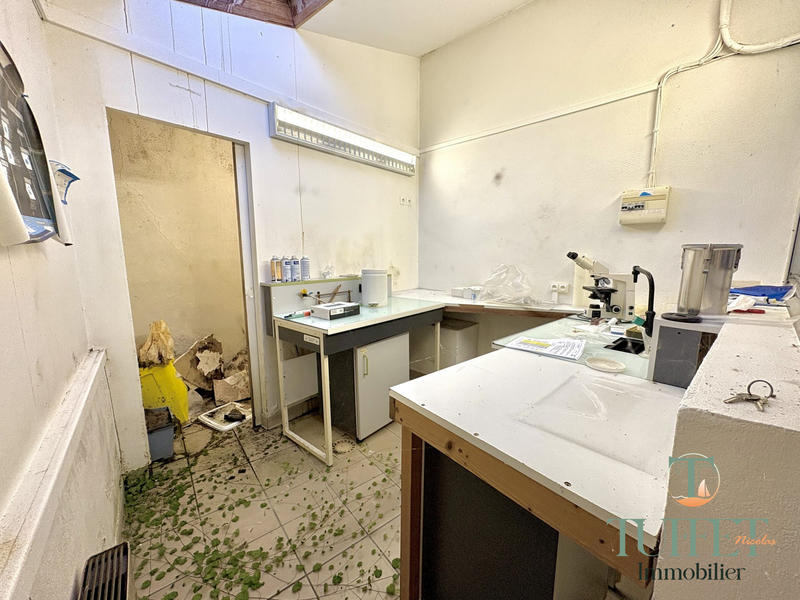Local commercial - 150 m² - 8 pièces