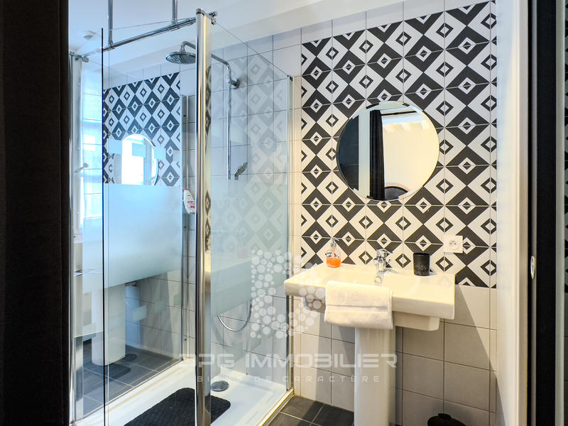 Maison - 242 m² - 12 pièces