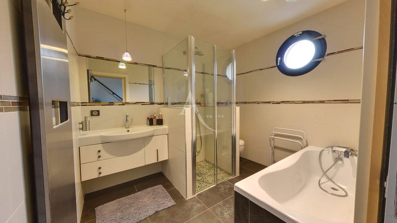 Maison - 212 m² - 8 pièces