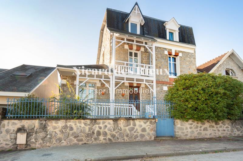 Maison - 180 m² - 8 pièces