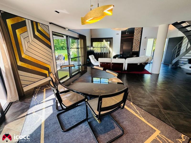 Maison - 303 m² - 11 pièces