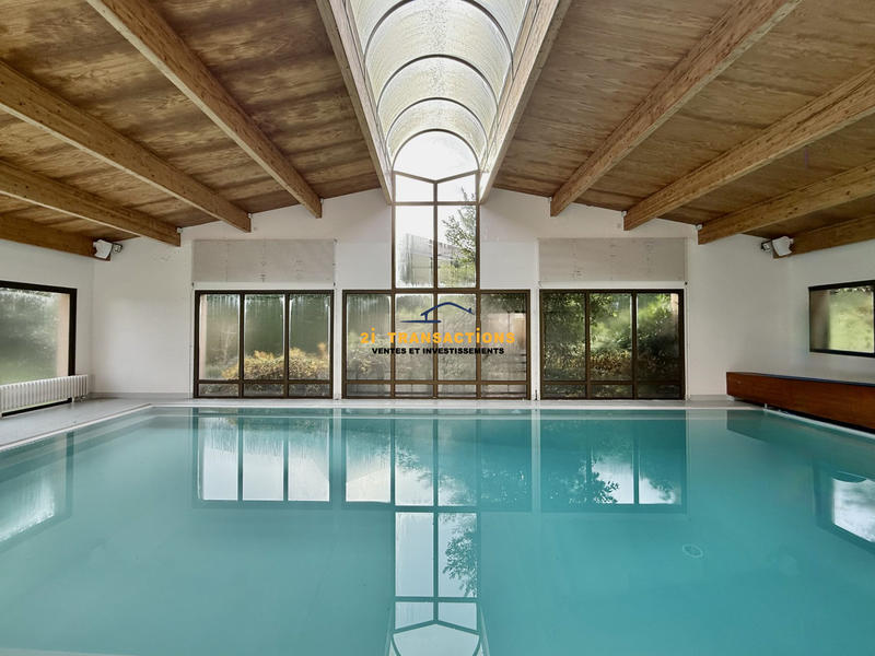 Maison - 220 m² - 8 pièces