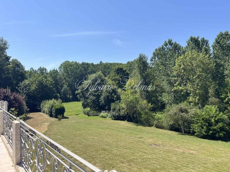 Maison - 220 m² - 7 pièces