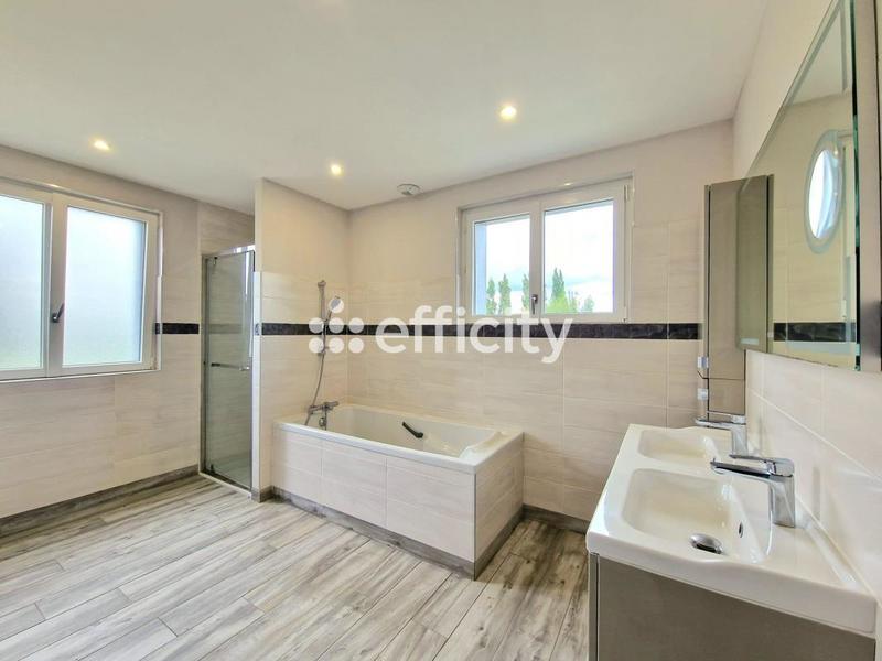 Maison - 137 m² - 6 pièces