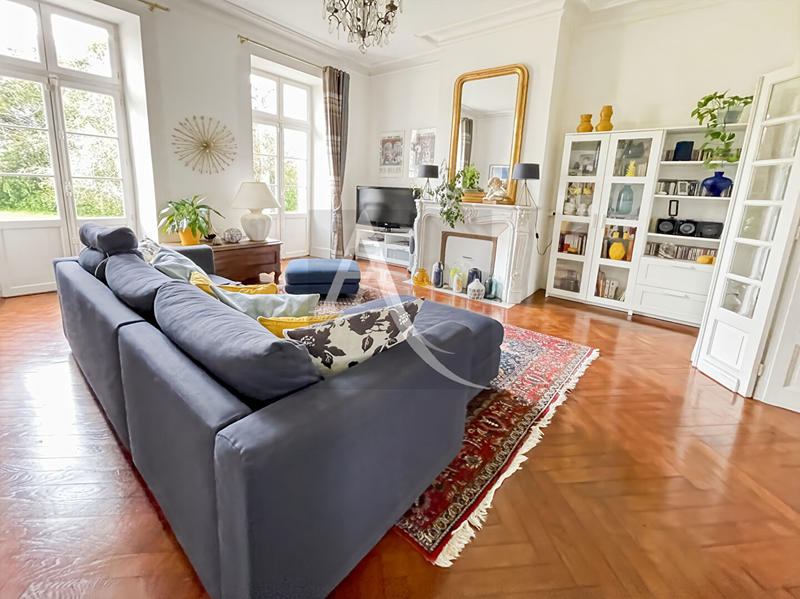 Maison - 437 m² - 11 pièces