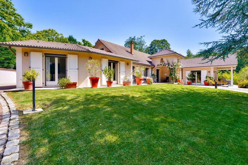 Propriété - 307 m² - 9 pièces