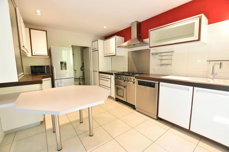 Maison - 218 m² - 6 pièces