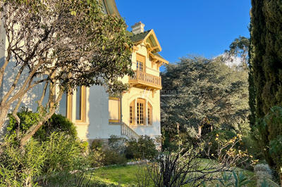 Maison - 334 m² - 10 pièces