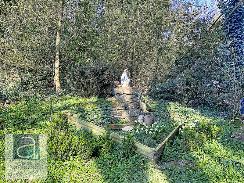 Maison - 250 m² - 8 pièces