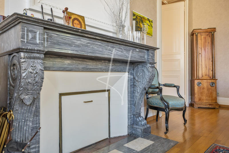 Appartement - 216 m² - 8 pièces