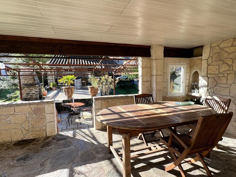 Propriété - 212 m² - 9 pièces