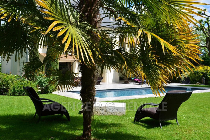 Maison - 937 m² - 15 pièces