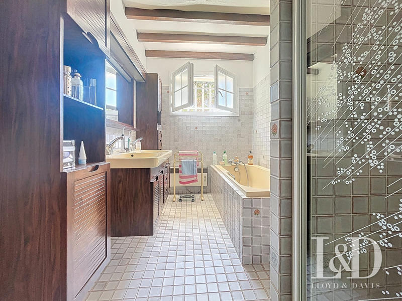 Maison contemporaine - 263 m² - 7 pièces