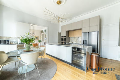 Appartement - 249 m² - 8 pièces