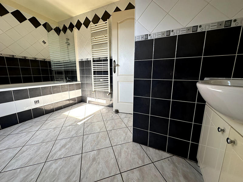 Maison - 202 m² - 8 pièces