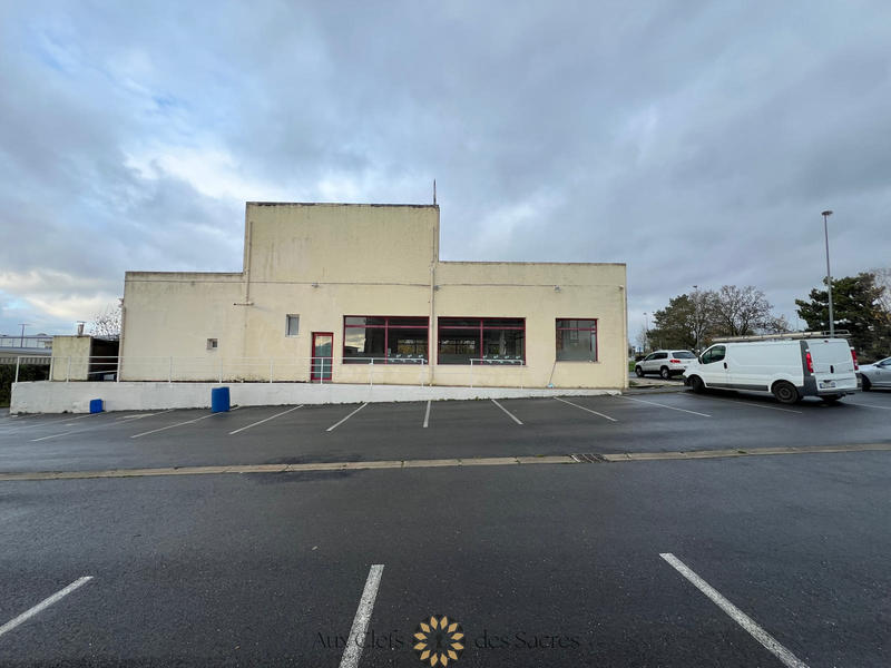 Local commercial - 2 600 m²