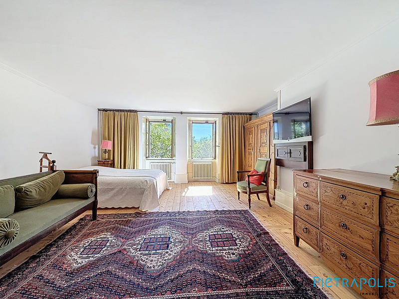 Maison - 850 m² - 12 pièces