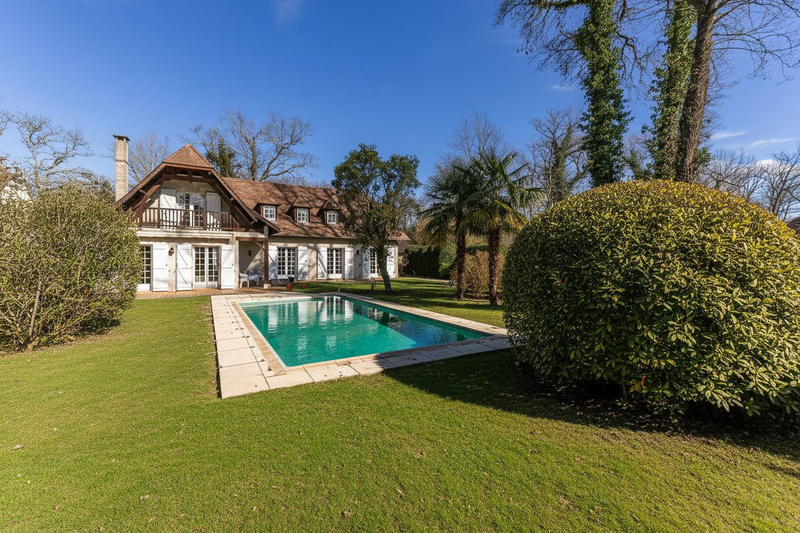 Maison - 198 m² - 8 pièces