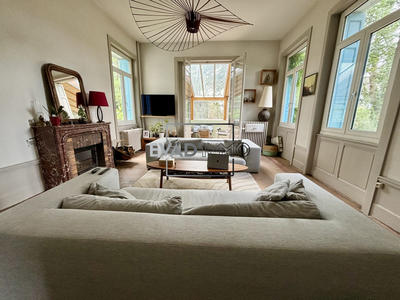 Maison - 325 m² - 10 pièces