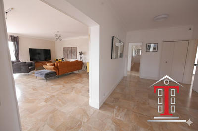 Maison traditionnelle - 230 m² - 9 pièces