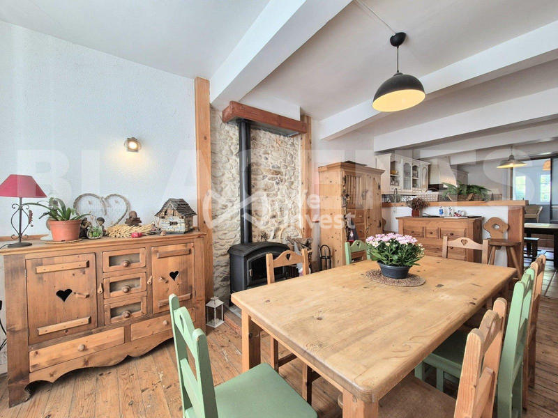 Maison - 234 m² - 8 pièces