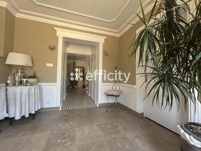 Maison traditionnelle - 270 m² - 9 pièces