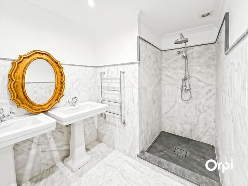 Mas - 261 m² - 6 pièces