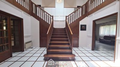 Maison - 370 m² - 12 pièces