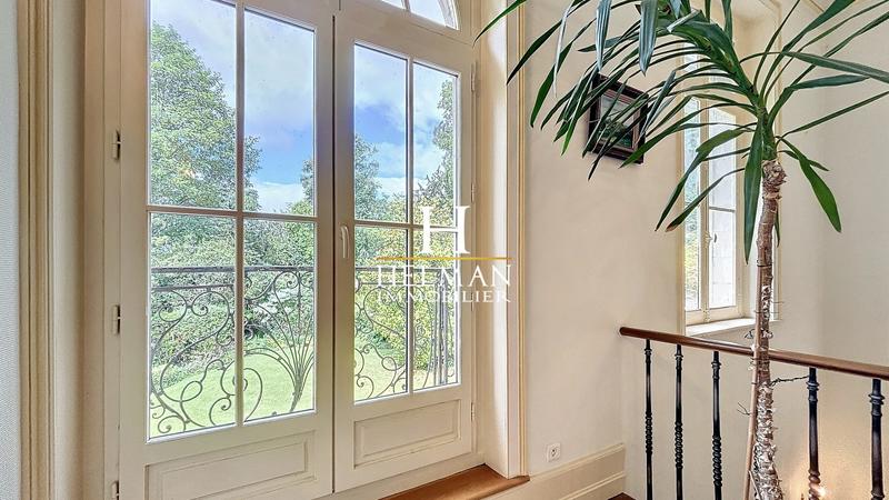 Maison - 300 m² - 8 pièces