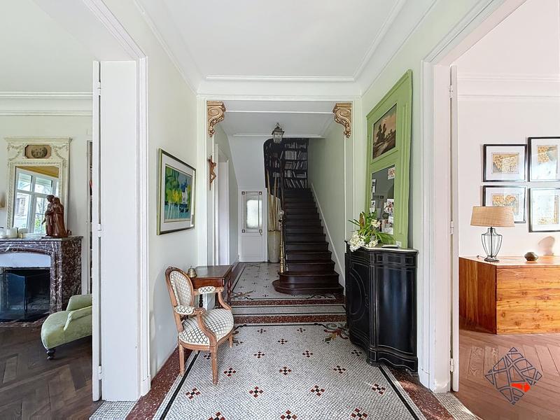 Maison - 240 m² - 10 pièces