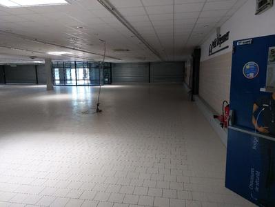 Local commercial - 1 200 m²