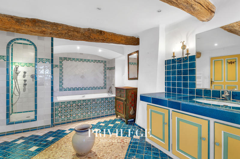 Propriété - 640 m² - 18 pièces