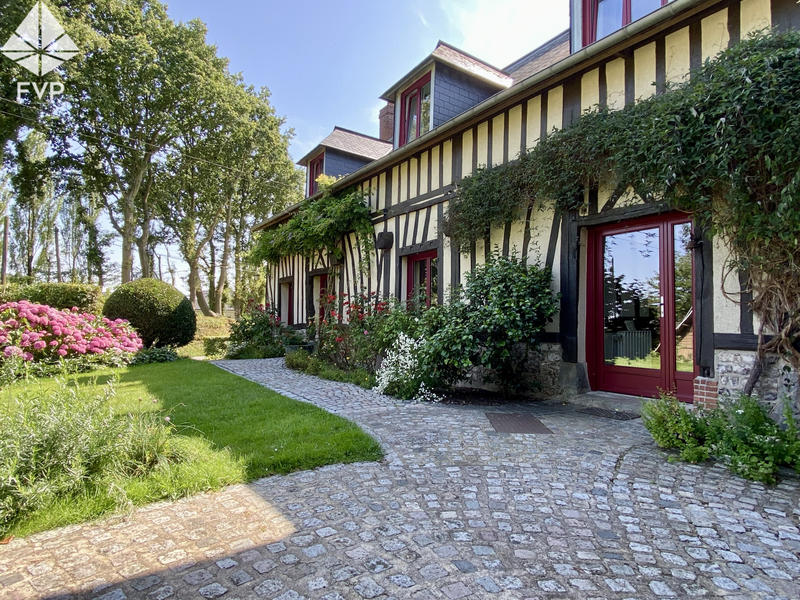 Maison - 272 m² - 10 pièces