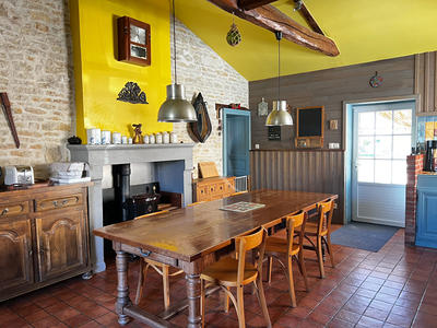 Maison - 330 m² - 8 pièces