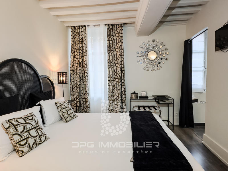 Maison - 242 m² - 12 pièces