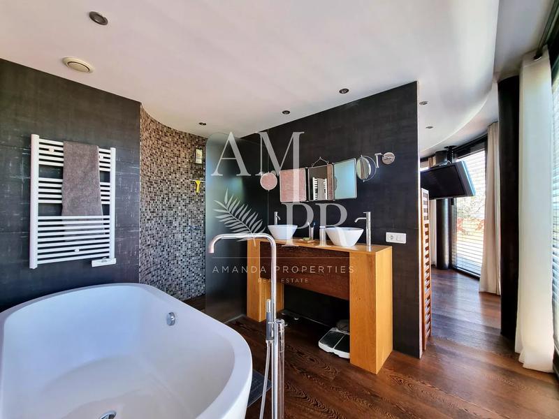 Villa - 301 m² - 8 pièces