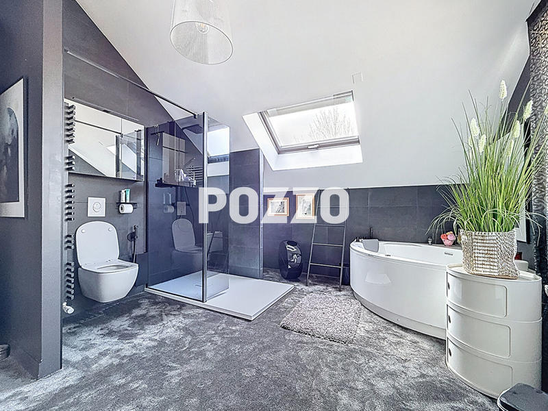 Maison - 220 m² - 8 pièces